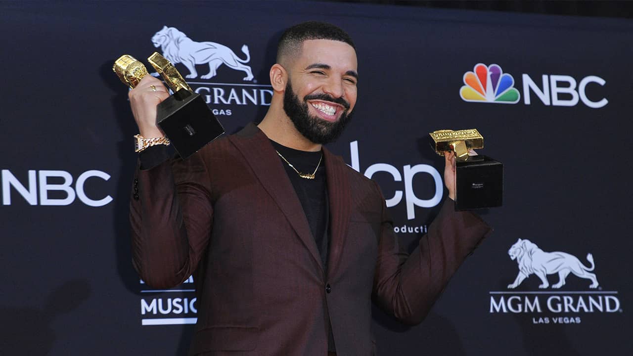 Photo of Drake posing with his Billboard Music Awards
