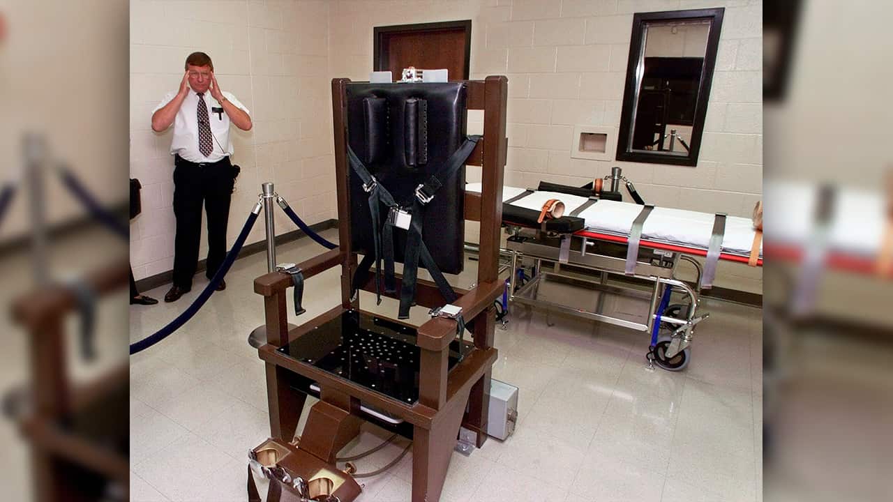 Photo of an electric chair in the execution chamber