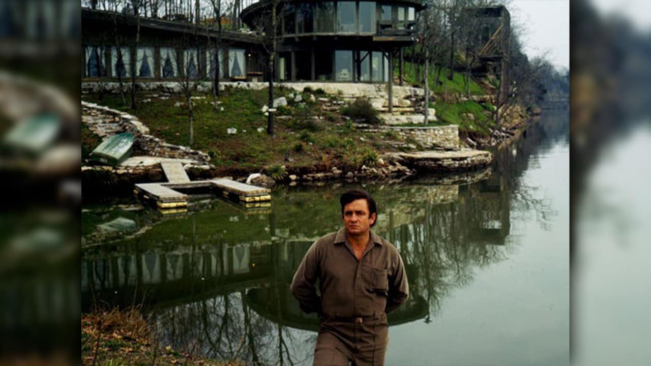 Photo of Johnny Cash in front of his Hendersonville home in 1969